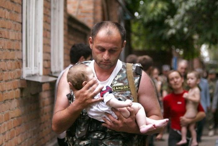 Школьница пригласила на выпускной спецназовца, который спас ее в Беслане 16 лет назад